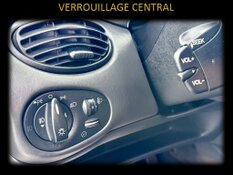 FORD FOCUS AUTOMATIQUE 1.6 ESSENCE GHIA GARANTIE 1 AN CTOK 2999€